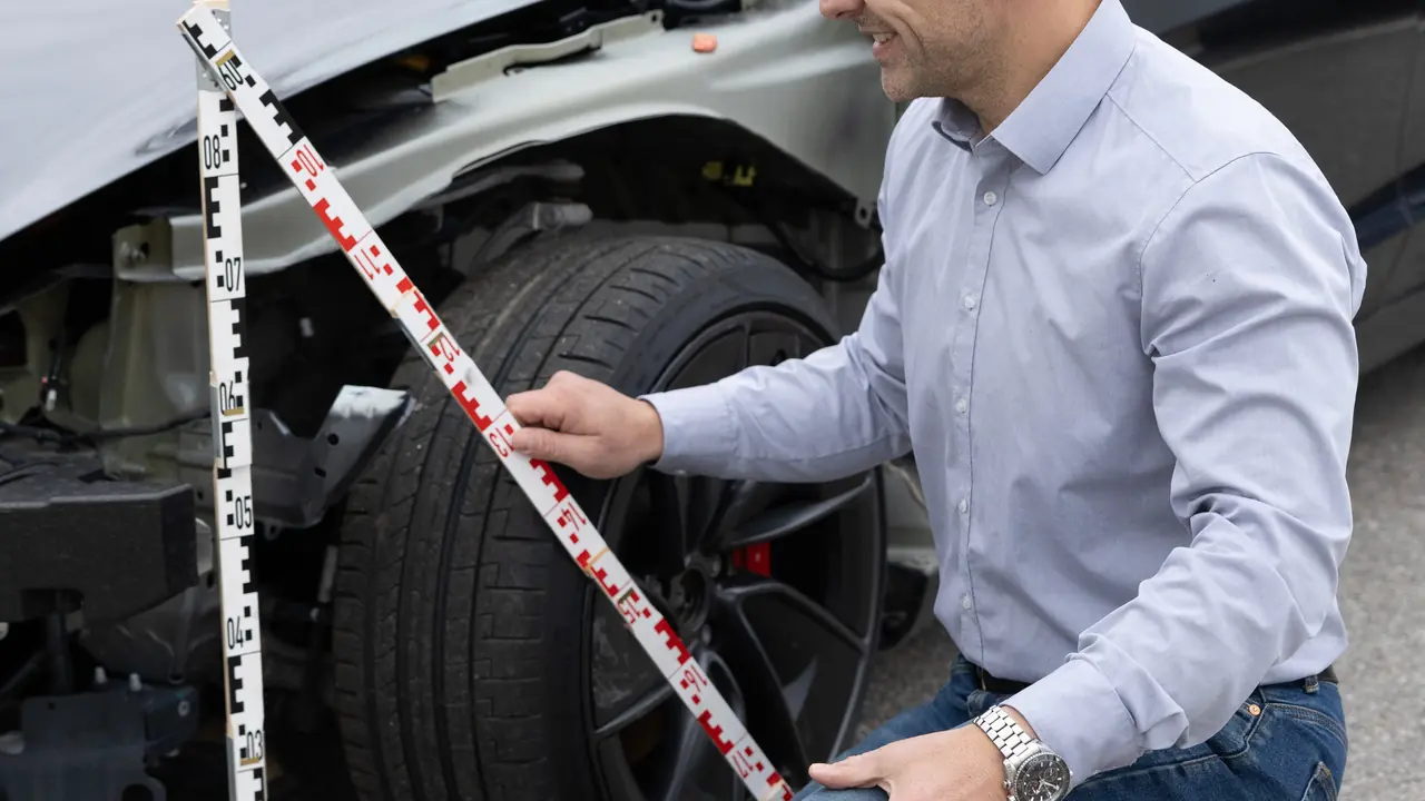 Unfallschaden am Firmenwagen: Was gilt steuerlich und versicherungsrechtlich?