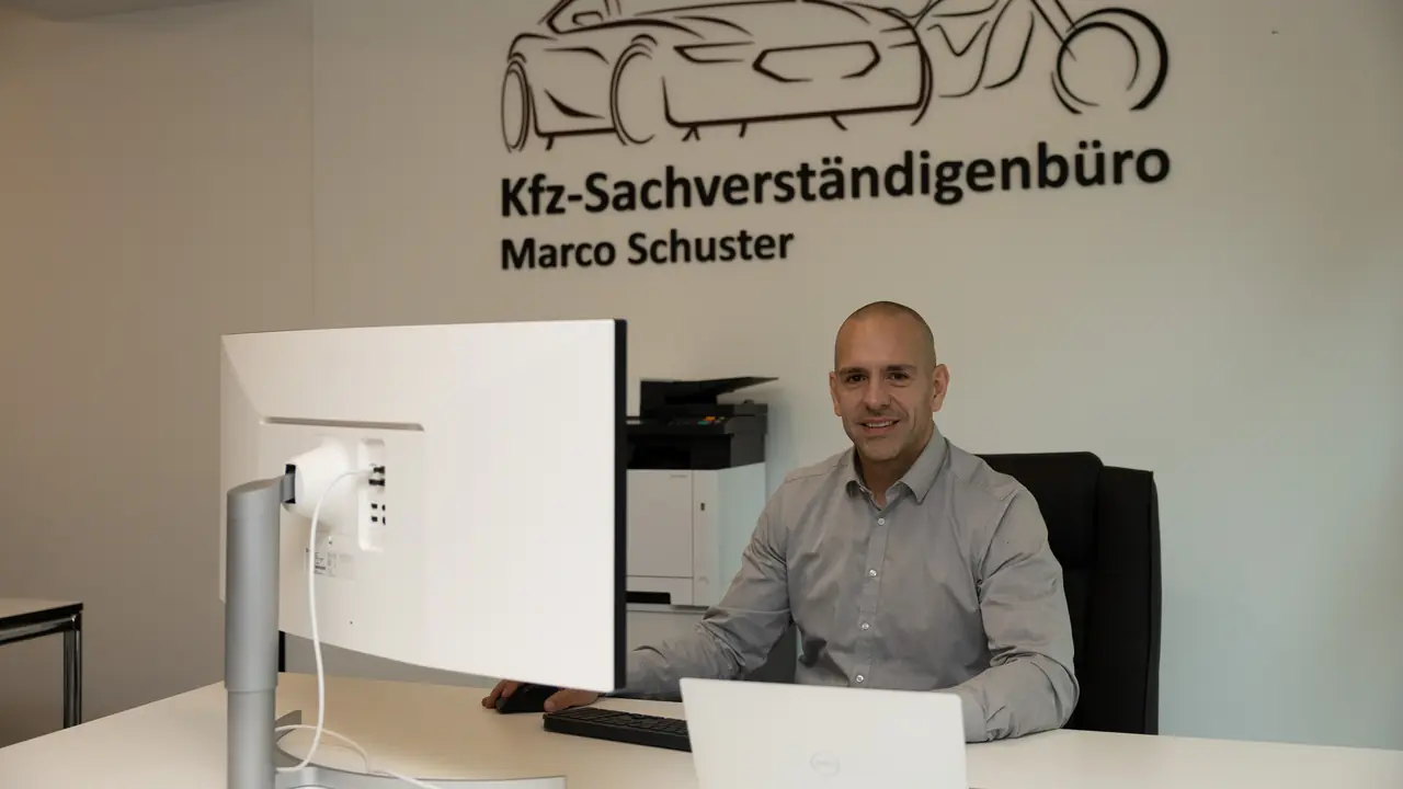 Anwalt oder Gutachter zuerst? Die richtige Reihenfolge nach einem Unfall